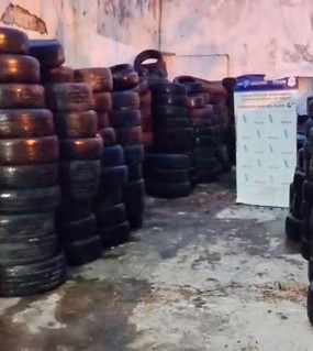  Buscaban a un sospechoso por una serie de robos y encontraron más de 560 neumáticos