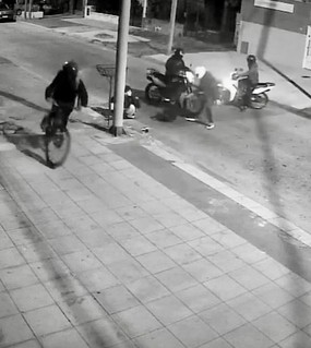 Volvía de trabajar en bici, lo chocaron de atrás con la moto y le robaron entre cuatro