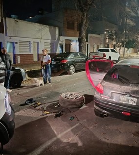 Un vecino vio en acción a dos “roba ruedas”, llamó al 911 y los atraparon