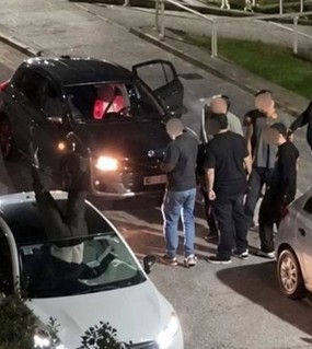 Discutía con un joven a la salida de un boliche, lo empujó cuando pasaba un auto y fue atropellado 