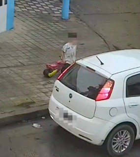 Vio a un chiquito solo por la calle, frenó el auto y se quedó con él hasta la llegada de un móvil