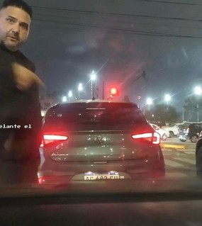  “Sos un carancho”: hace Uber stream y lo grabó cuando frenó con su auto delante de ella