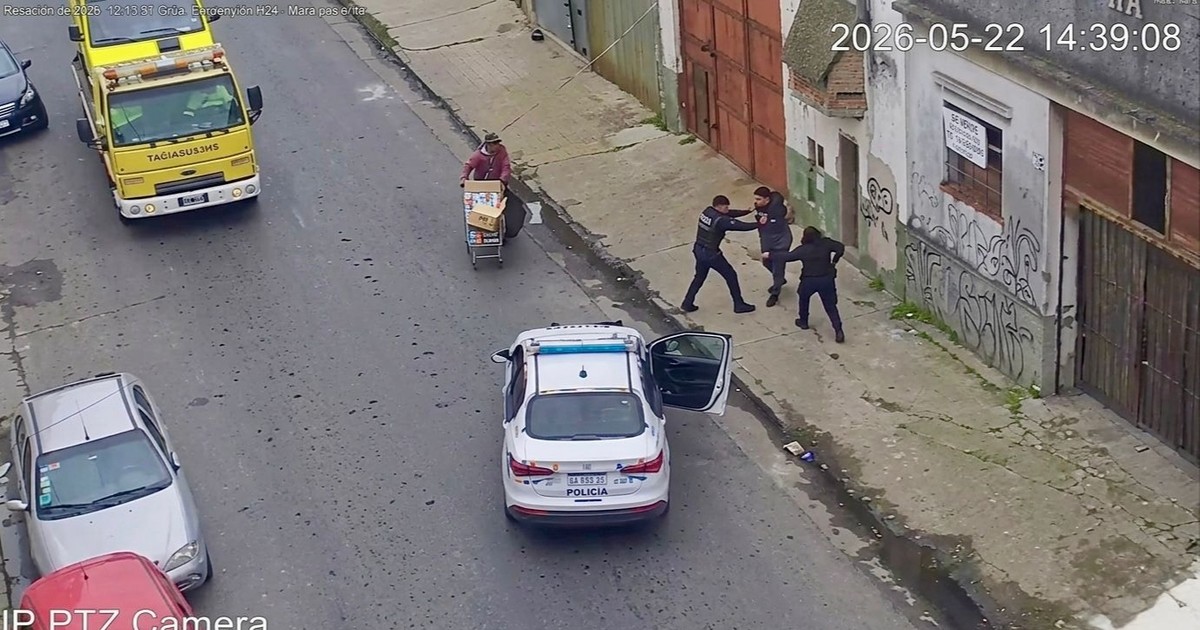 Arrancó el techo de un auto delante de vecinos que pasaban caminando y ...