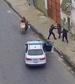 Arrancó el techo de un auto delante de vecinos que pasaban caminando y fue detenido