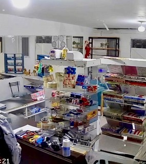 "Te doy todo menos mi computadora": una mujer y su hija sufrieron un violento robo en su local