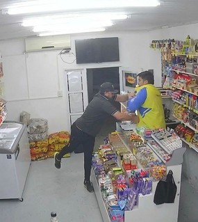 Intentó apuñalarlo para robarle y el dueño del kiosco le disparó en la cara al ladrón 