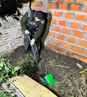 Enterró casi 60 kilos de cocaína en la casa de su mamá, lo descubrieron y ella se desmayó 
