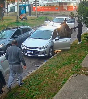 Les robaron dos vehículos en el mismo ataque y un padre alcanzó a bajar a sus hijas 