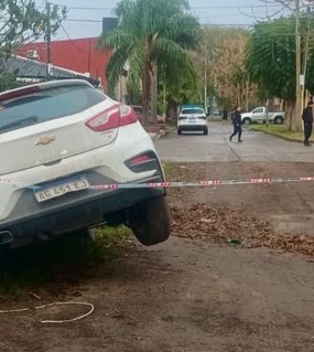 Tiró una bomba molotov contra el Concejo Deliberante y  volcó con el auto en una zanja 