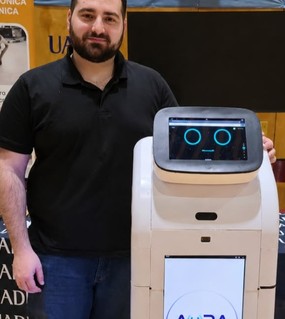 Dos estudiantes argentinos crearon a “Aura”, el primer robot de asistencia y servicio hecho con materiales reciclados de Argentina