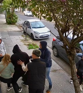 Jubilada sacó a pasear al perro y la arrebataron cinco menores: le robaron el auto