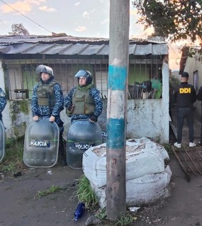 Se agarraron a piñas en el barrio, sacó un arma y lo mató de cuatro tiros