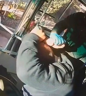 Discutió con el chófer, se puso una manopla y le fracturó la cara a trompadas