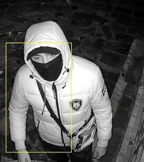 Iban a meterse en la casa de una familia y vieron que una cámara infrarroja los estaba grabando