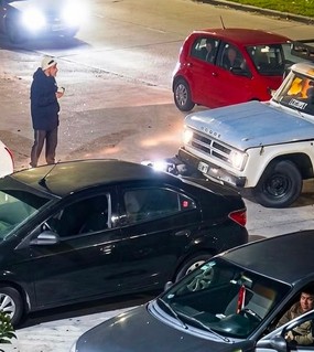 Pensó que eran motochorros y los atropelló con su camioneta: discutió y se escapó 