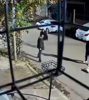 Lo engañaron con un saludo y le tiraron una patada a la cabeza para robarle