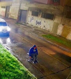 Chocó a un hombre en silla de ruedas, lo dejó tirado y se fugó