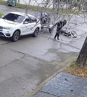 Un BMW chocó con una moto, denunciaron que el conductor se había dado a la fuga y era mentira
