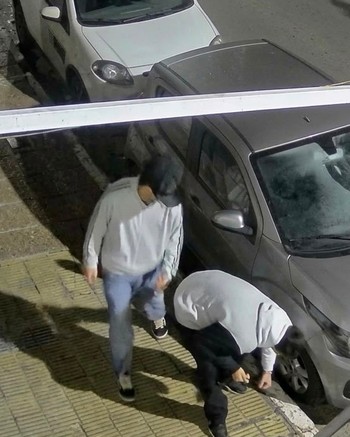 Menores tajeaban neumáticos de autos estacionados y se burlaban frente a las cámaras