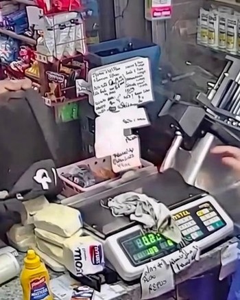 Entró a “comprar” cigarrillos, sacó un arma y le apuntó a la empleada para robarle la recaudación