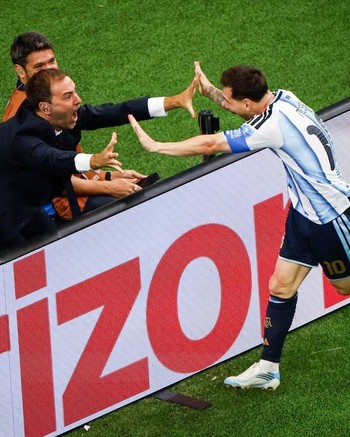 “Me regaló la foto de mi vida”: la emoción de Joaquín Bruno, el periodista que festejó con Messi el segundo gol ante Austria