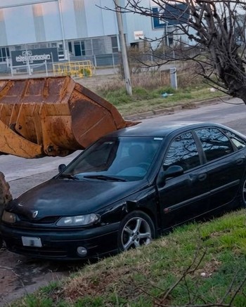 Salió a festejar borracho con retroexcavadora y rompió todo: tenía 1,7 de alcohol en sangre