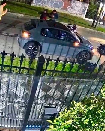 "No llames a la gorra”: motochorros le apuntaron al pecho para robarle el auto