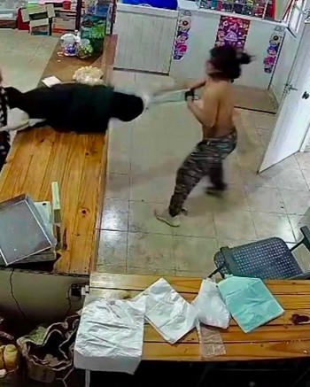 Robó en un almacén, quedó semidesnuda en un forcejeo y volvió para exigir que borren el video