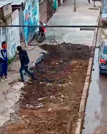 Los “dealers del paredón”: manejaban la venta de cocaína en el barrio y tenían ropa de la policía
