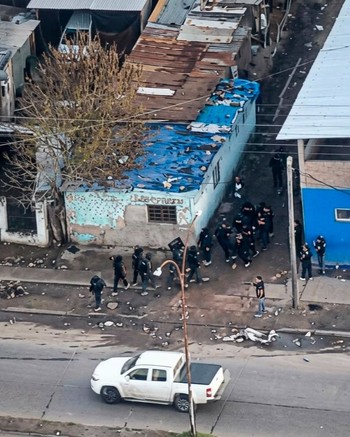 Soldados armados, 13 búnkers de cocaína y una organización narco manejada por peruanos