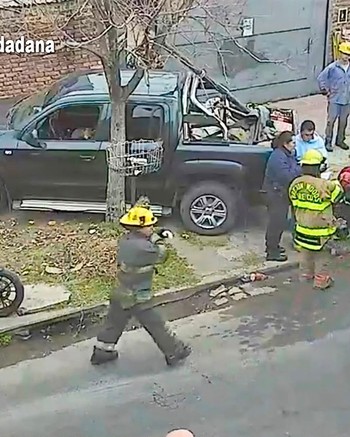 Un operario cruzó sin mirar, fue atropellado por una moto y terminó debajo de una camioneta