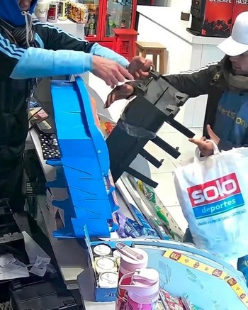 Asaltaron un almacén dos veces en un minuto y arrancaron la caja fuerte con 160 mil pesos