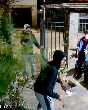 Llegaba con su hijastro, gritó con todo para evitar una entradera y poner en fuga a los ladrones