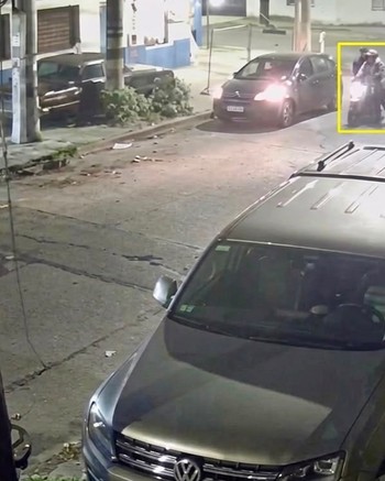 Una mujer se resistió a un robo, salió corriendo y motochorros le gatillaron a su novio 