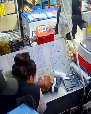 Golpearon a las empleadas de un almacén, arrancaron la caja registradora y robaron mercadería 