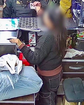Le robaron a un jubilado de 85 años, quisieron comprarse ropa con su tarjeta y los descubrieron