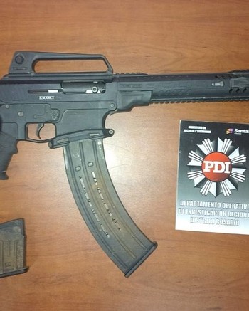 Amenazaban a familias con una escopeta semiautomática para usurpar sus viviendas: 12 detenidos