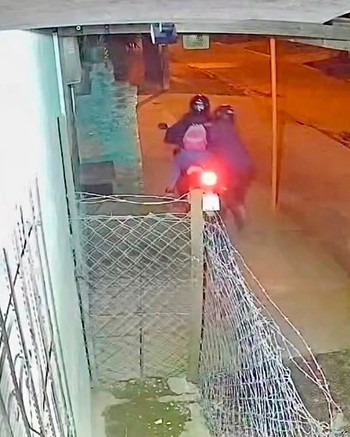 Una joven volvía de trabajar, la persiguieron para robarle la moto y sus gritos la salvaron