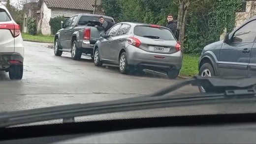 Esperaba en el auto y grabó el momento exacto de un ataque de los “roba ruedas”