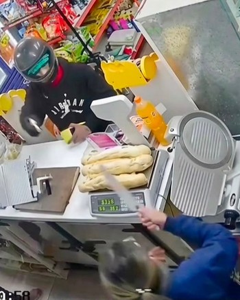 Le apuntaron con un arma para robarle y la empleada del almacén los enfrentó con una cuchilla