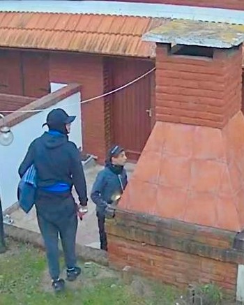 Esperaron la hora del desayuno, destrozaron la puerta trasera y desvalijaron un dúplex
