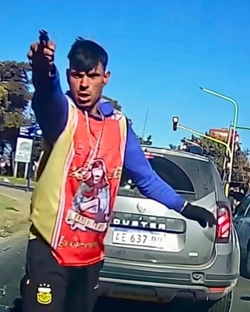 Frenó en el semáforo, un delincuente le apuntó con un arma y arriesgó su vida para escapar 