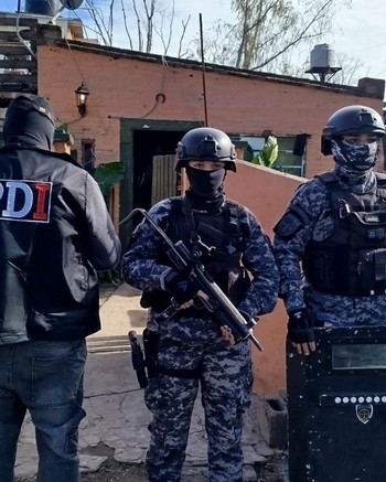 Allanaron la casa de un narco y lo sorprendieron durmiendo con cocaína y 28 celulares 