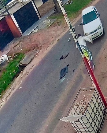 Un camión municipal chocó a un auto estacionado y una beba salió volando por la ventana