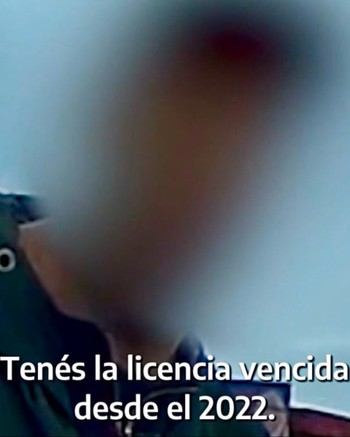 Manejaba usando el celular por la ruta, tenía la licencia vencida desde 2022 y se resistió a parar