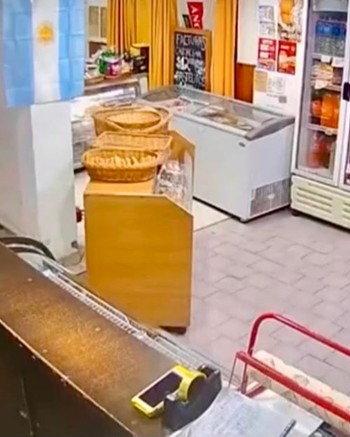 Simuló ser un indigente, amenazó a las empleadas de una panadería y robó la recaudación 