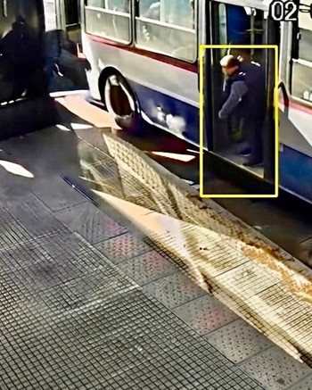 Colectivero de la línea 218 arrastró a una jubilada de 74 años y la dejó tirada en la calle
