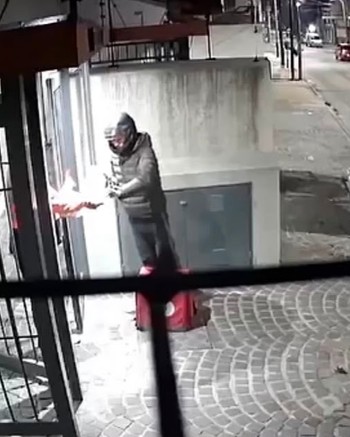 Le apuntaron con un arma cuando entregaba un pedido, se refugió en un edificio y le robaron la moto