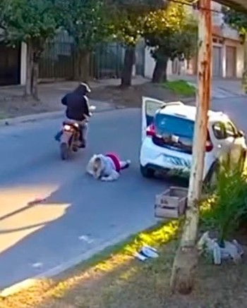 Motochorros la bajaron de los pelos y le robaron el auto: el desgarrador llanto de la mujer
