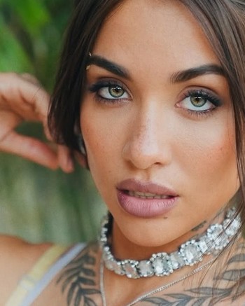 “Me miraban como un par de tetas caminando”: la revelación de María Becerra sobre sus inicios en el exterior y su carrera en un mundo de hombres